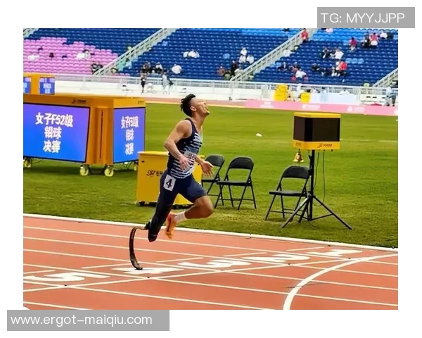 残特奥会田径项目四川选手胡玉涛夺冠后，与妻子王文杰厚意拥抱